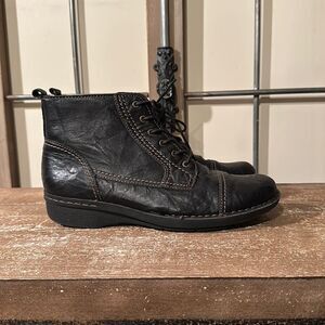 Clarks woman size 8 1/2